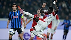 Youssoupha Mbodji p�edvádí zákrok ve stylu kung fu.