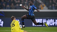 Kamaldeen Sulemana z Atalanty u� akci nezakon�í, mí� sebral slávistický gólman...