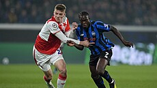 Slávista �t�pán Chaloupek (vlevo) svádí b�ecký souboj s Kamaldeenem Sulemanou...