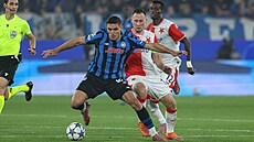 Nikola Krstovi� z Atalanty si kryje mí�, za zády má Jana Bo�ila.