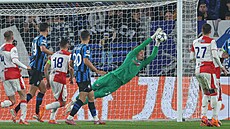 Mí� chytá Marco Carnesecchi v brance Atalanty.