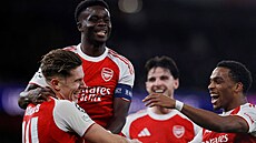 Rozesmátí hrá�i Arsenalu po dal�í brance. Zleva: Viktor Gyökeres, Bukayo Saka a...