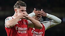 Viktor Gyökeresres (vlevo) a Gabriel slaví dalí branku Arsenalu.