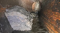 Tukovec o hmotnosti malého bungalovu pod ulicí Yabsley Street v Canary Wharf v...