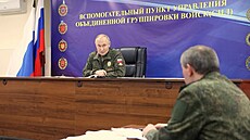 Vladimir Putin poslouchá hláení éfa ruského generálního tábu Valerije...