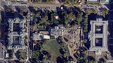 Východní kídlo Bílého domu po demolici na satelitním snímku Planet Labs (23....