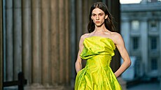 Kdy zpvaka Charli XCX loni v lét spustila zelenou módní mánii, asi sama...