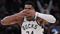 Janis Adetokunbo z Milwaukee Bucks slaví v zápase s New York Knicks.