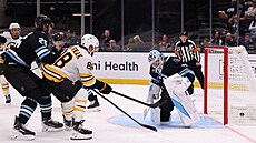 David Pastr�ák z Boston Bruins p�ekonává krajana Vítka Van��ka v brance Utah...