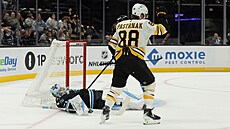 David Pastr�ák z Boston Bruins slaví gól proti Utah Mammoth.