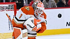 Luká� Dostál z Anaheim Ducks zasahuje.