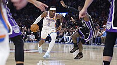 Shai Gilgeous-Alexander z Oklahoma City Thunder nají�dí do obrany Sacramento...