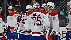 Hokejisté Montreal Canadiens oslavují výhru s brankáem Jakubem Dobeem.
