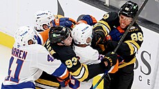 Fraser Minten (93) a David Pastrák z Boston Bruins v potyce z trojicí z New...