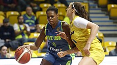 Valériane Ayayiová z USK Praha bhem euroligového zápasu v Gdyni.
