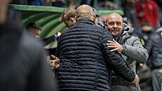 Trenér Mladé Boleslavi Ale� Majer se zdraví se svým prot�j�kem Jaroslavem...
