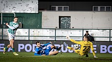 Jan Kovaík z Bohemians pekonává Alee Mandouse z Mladé Boleslavi.