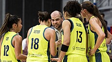 Trenér Martin Ba�ta z USK Praha promlouvá ke sv��enkyním v zápase Euroligy s...