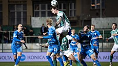 Ond�ej Kuku�ka je�t� v dresu Bohemians hlavi�kuje v zápase s Mladou Boleslaví. 