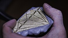 Klenotník Michal Hegr zpracovává nejdraí výhru v historii iDNES.cz (18. záí...