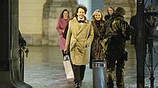 Z Praského hradu odcházejí hosté po letoním pedávání státních vyznamenání....