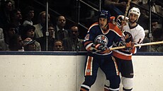 Jaroslav Pouzar z Edmonton Oilers kontroluje Duana Suttera z New York Islanders...