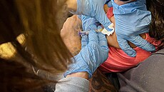 O�kování lidí z Hulvácké ulice v ostravském obvodu Jih. V lokalit� �ádí nákaza...