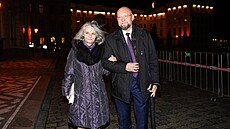 První hosté se zaínají sjídt na Praský hrad, kde ve Vladislavském sále...