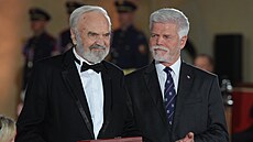 Prezident republiky propjil  ád bílého lva obanské skupiny 2. tídy panu...