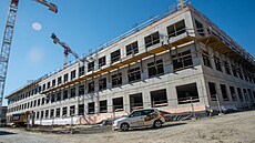 Za stavebníky, kte�í mají na starost budování nového pavilonu B ve Fakultní...