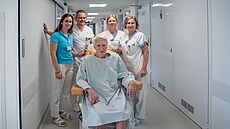 Jiímu Knottovi, vánivému nimrodovi a lékai, zachránili ivot jeho kolegové...