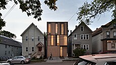 Pozemek tak úzký, �e si budete se sousedy vzájemn� dívat do lo�nice? Kdepak....