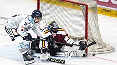 Jakub Ková� ze Sparty zasahuje p�i trestném st�ílení vítkovického Martina...