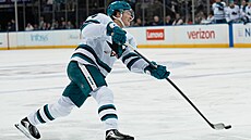 Macklin Celebrini ze San Jose st�ílí v utkání proti New York Rangers.