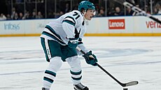 Macklin Celebrini ze San Jose v utkání proti New York Rangers.