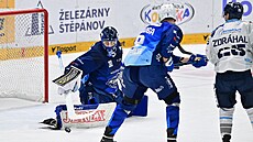 Brn�nský gólman Ale� Stezka zasahuje v utkání s Vítkovicemi.