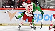 Obránce Ocelá�� Patrik Koch nará�í na mantinel mladoboleslavského úto�níka...