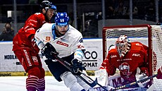 Kladenský Jaromír Jágr operuje p�ed brankou Olomouce.