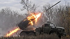 Rutí vojáci stílejí z raketometu BM-21 Grad na ukrajinské pozice u Pokrovsku....