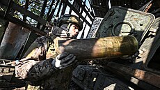 Ruský voják nabíjí samohybnou houfnici 2S19 Msta před palbou na ukrajinské...