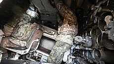 Ru�tí vojáci obsluhují samohybnou houfnici 2S19 Msta p�ed palbou na ukrajinské...