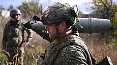 Ru�tí vojáci obsluhují samohybnou houfnici 2S19 Msta p�ed palbou na ukrajinské...