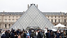 Náv�t�vníci stojí u sklen�né pyramidy Louvru, který z�stává uzav�ený den po...