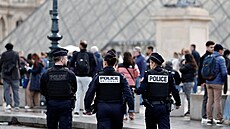 Policie stojí u sklen�né pyramidy Louvru, který z�stává uzav�ený den po loupe�i...