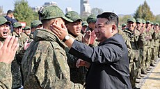 Severokorejský vdce Kim ong-un v Pchjongjangu vítá úastníky slavnostního...