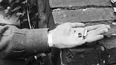 Sebevra�da �í�ského v�dce SS Heinricha Himmlera v Luneburgu (23. kv�tna 1945)