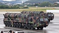Balistické st�ely Hjonmu-5 na vojenské p�ehlídce v Seongnamu v Ji�ní Koreji (1....