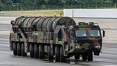 Transportér veze balistickou raketu Hjonmu-5. (1. �íjna 2024)
