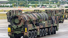 Transportér veze balistickou raketu Hjonmu-5. (1. �íjna 2024)