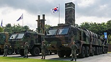 Transportéry nesoucí balistické rakety Hjonmu-4 a Hjonmu-5 v jihokorejském...